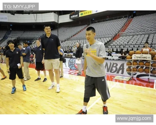 姚明在比赛中意外被推倒引发球迷热议和媒体关注的背后故事 姚明在比赛中意外被推倒引发球迷热议和媒体关注的背后故事