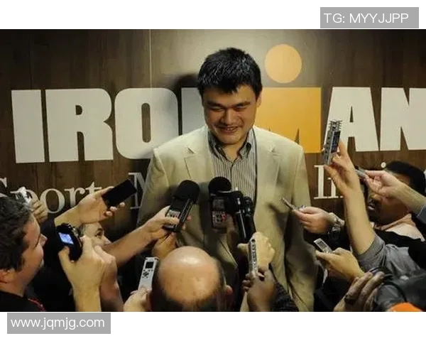 姚明与劳拉深情拥抱展现友谊力量共同传递体育精神与人文关怀