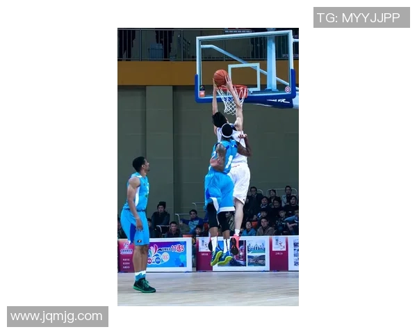 姚明在街头与市民亲切互动传递篮球精神与友谊的温暖时刻