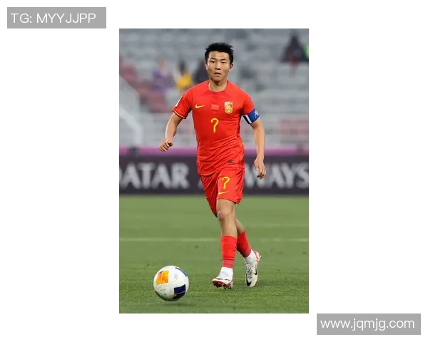 足球明星现身机场直播引发粉丝热潮瞬间成为社交媒体焦点 足球明星现身机场直播引发粉丝热潮瞬间成为社交媒体焦点