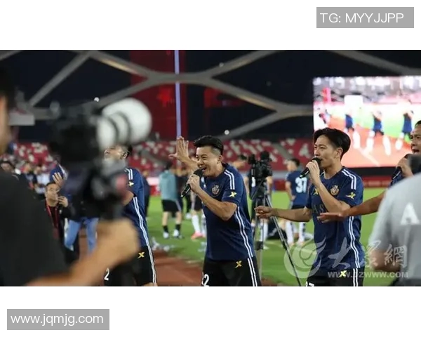 香港足球明星队激情配乐展现运动魅力与团结精神的完美结合 香港足球明星队激情配乐展现运动魅力与团结精神的完美结合